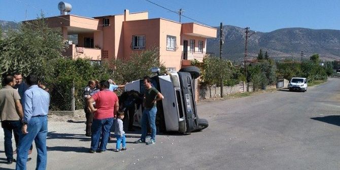 Öğrenci Servisi İle Cezaevi Minibüsü Kaza Yaptı: 5 Yaralı