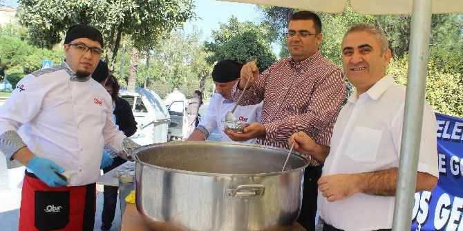 Doktorlar Gribe Karşı Bilimsel Aşure Dağıttı