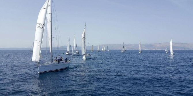 Çeşme’de Sonbahar Trofesi Rüzgara Rağmen Heyecanla Başladı