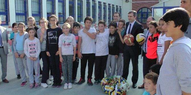 Okullara Top Dağıtıldı