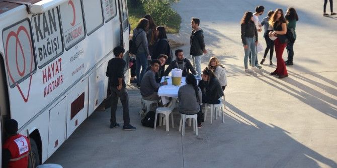 Burhaniye’de Üniversiteliler Kan Bağışladı