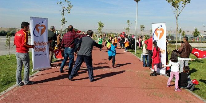 Küçük Öğrencilerden ’Atatürk’ün İzinde Cumhuriyet’ Koşusu