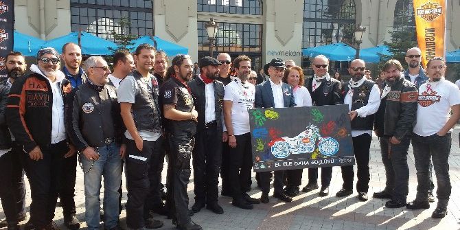 Motosiklet Tutkunları Meme Kanserine Dikkat Çekmek İçin Yola Düştü