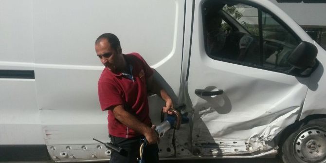 Minibüs İle Hafif Ticari Araç Çarpıştı: 2 Yaralı