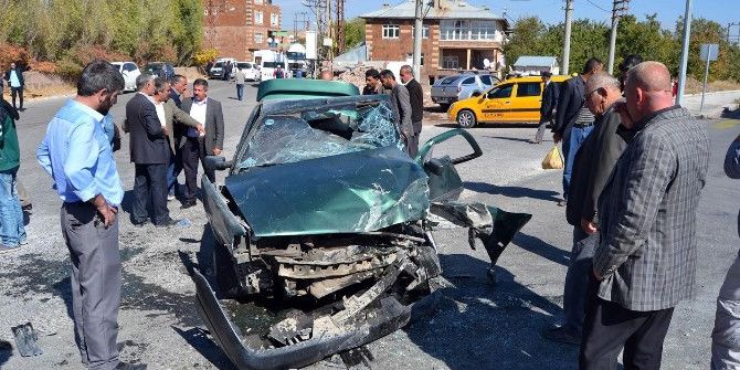 Ahlat’ta Trafik Kazası: 6 Yaralı