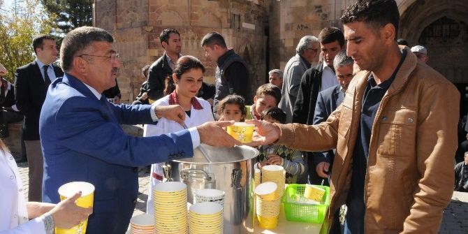 Niğde Belediyesi 40 Bin Kişiye Aşure Dağıttı