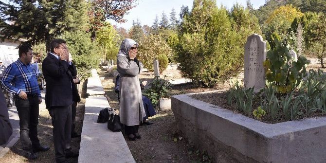 Ahmet Davutoğlu, Kayınvalidesinin Kabrini Ziyaret Etti