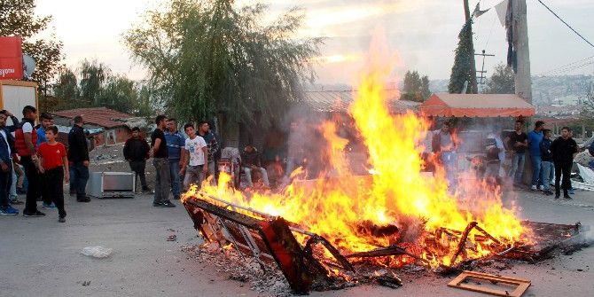 Ateş Yakıp Yolu Trafiğe Kapattılar