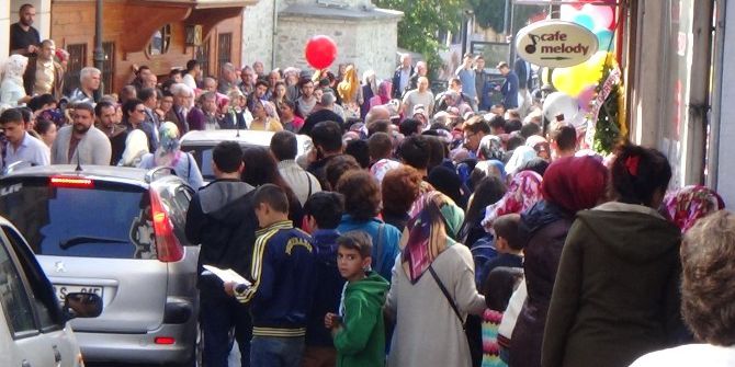 İndirimli Ürün Alabilmek İçin Birbirlerini Ezdiler