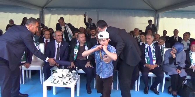 Esat Aleyhine Slogan Attı, Cumhurbaşkanı Erdoğan’a Sarıldı