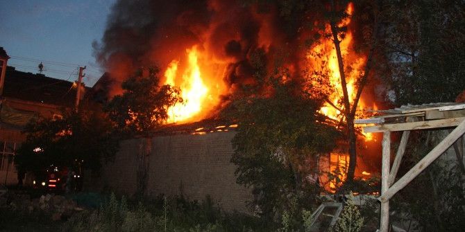 Tek Katlı Ev Alevlere Teslim Oldu
