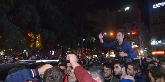 Trabzonspor Galibiyet Sevincini Sokaklarda Kutladı