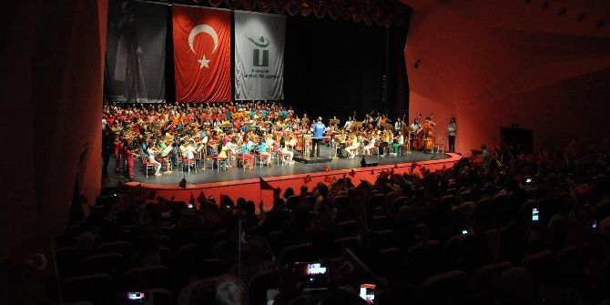 Çocuk Senfoni Orkestrası ‘Cumhuriyet Konseri’ İle İzleyenleri Büyüledi