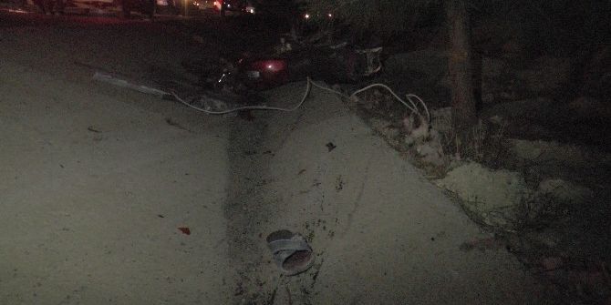 Minibüsün Çarptığı Motosikletin Üzerindeki 3 İşçi Yaralandı