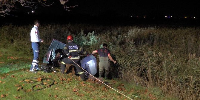 Otomobil İkiye Bölündü, İtfaiye Sazlıkların Arasında Yaralı Aradı