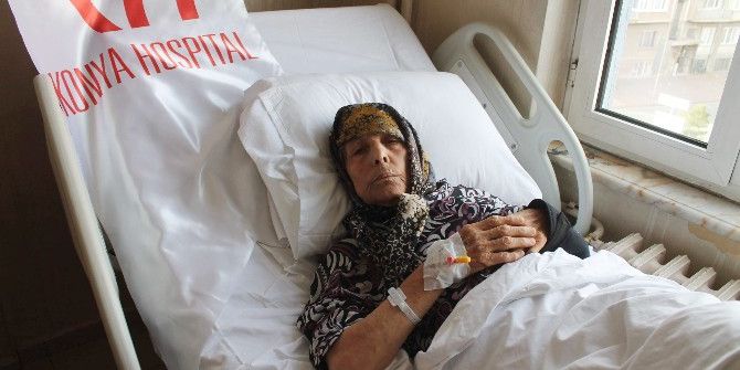 Yaşlı Kadının Kırılan Omzu Protez Takılarak Düzeltildi