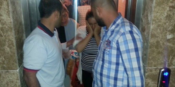 Asansörde Mahsur Kalan 4 Kişiyi İtfaiye Kurtardı