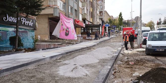 Dikmen Caddesi’nde Kaldırım Çalışmaları Devam Ediyor