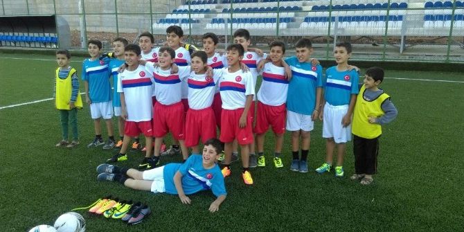 Hayırsever Vatandaşlardan Mahalle Çocuklarına Spor Malzemesi