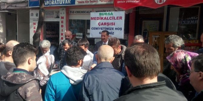 Medikalciler Çarşıda Aşure Dağıttı