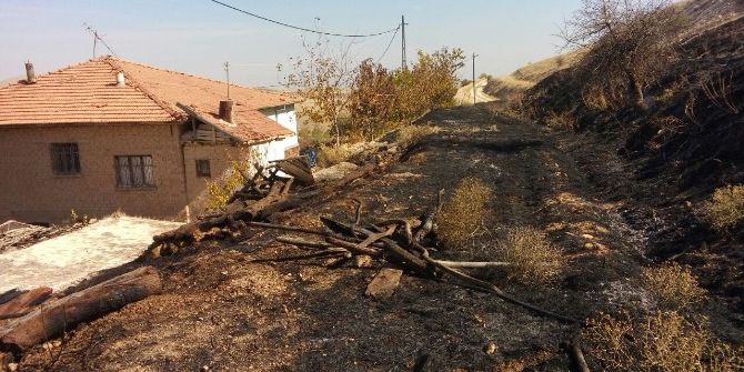 Kışlık 2 Ton Odunu Yangında Kül Oldu