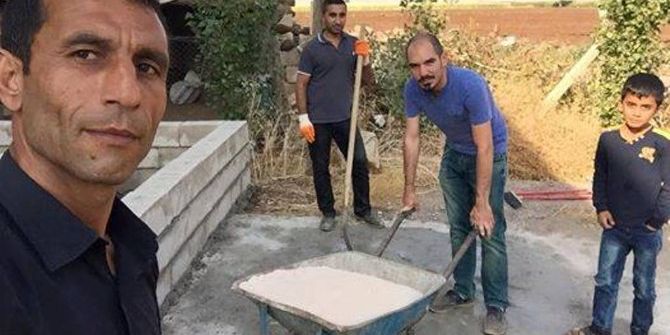 Mahalleli Kendi İmkanlarıyla Okula Odunluk Yapıyor