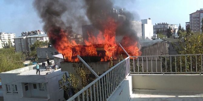 2 Katlı Evin Çatı Katında Korkutan Yangın