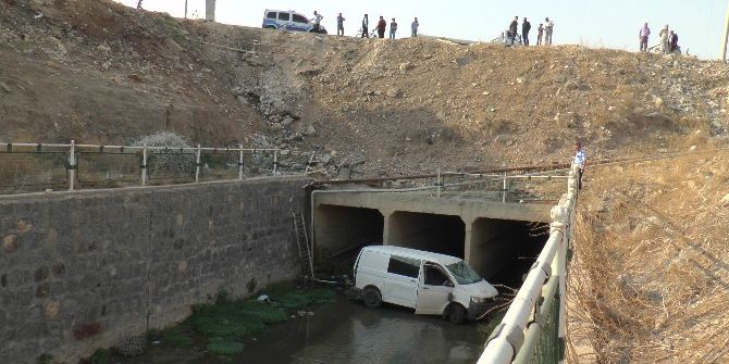 Dereye Uçan Araçtan Yara Almadan Çıktı