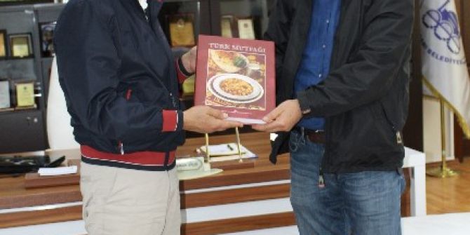 Başkan Dişli’ye İki Anlamlı Kitap Hediye Etti