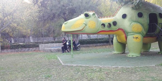 Polis Önce Arama Yaptı, Sonra İki Kişiyi Gözaltına Aldı