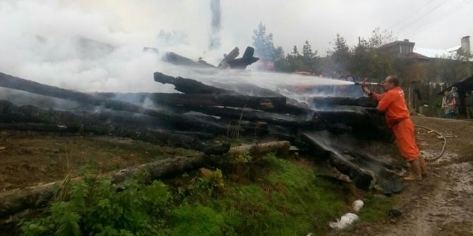 Kastamonu’da İki Ahşap Ev Yandı