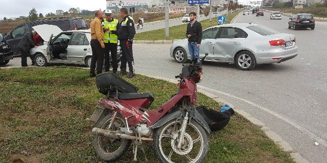 Motosiklet Otomobille Çarpıştı: 1 Yaralı