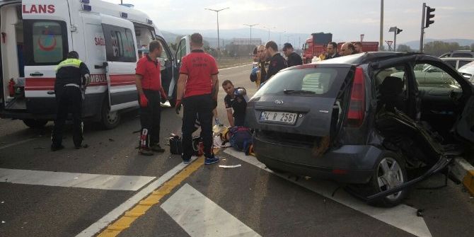 Hasta Taşıyan Ambulans Kaza Yaptı: 1 Ölü, 4 Yaralı