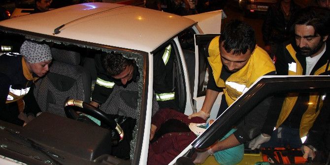 Karşıya Geçmeye Çalışan Yaşlı Kadına Çarpan Otomobil Elektrik Direğine Çarptı, Diğer Otomobil İse Ters Döndü