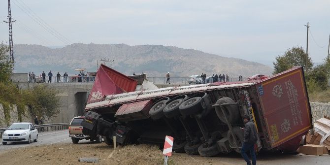 Tır’ın Dorsesi Devrildi, Faciadan Dönüldü