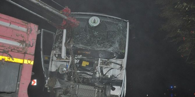 Servis Aracı Duvara Çarptı; 11 Yaralı