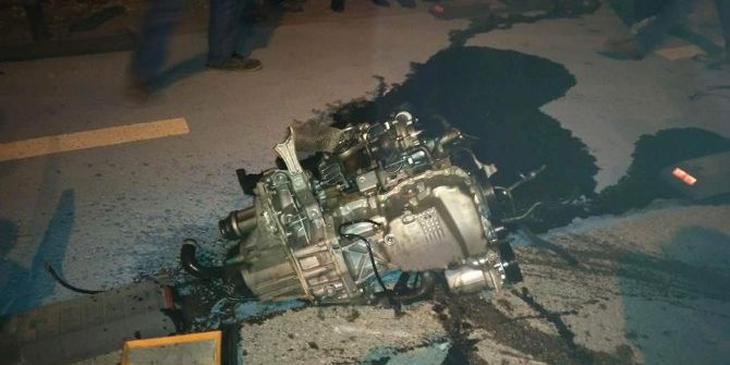 3 Kişinin Yaralandığı Kazada Otomobilin Kopan Motoru 10 Metre İleriye Fırladı