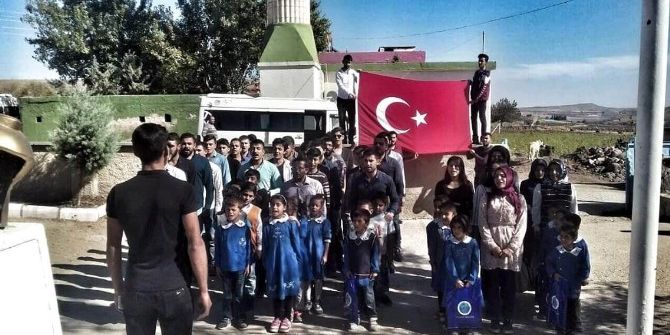 Ülkücülerden Köy Okuluna, Bayrak Ve Kırtasiye Yardımı