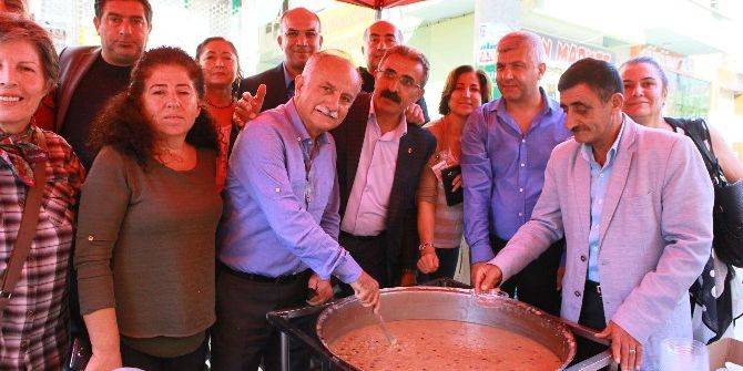 Bayraklı’da 10 Bin Kişiye Aşure