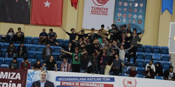 Tb2l Maçının Oynandığı Salonda Seyirci Susuz Ve Aç Kaldı