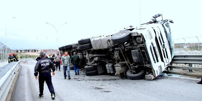 Virajı Alamayan Talaş Yüklü Tır Yan Yattı: 1 Yaralı