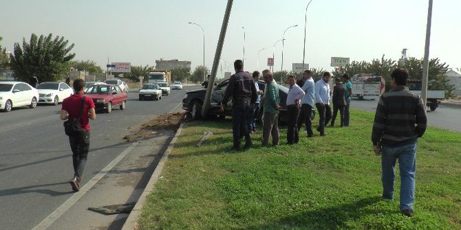 Otomobil Aydınlatma Direğine Çarptı: 1 Yaralı