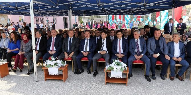 Pamukkale Belediyesi’nden Okula Halı Saha