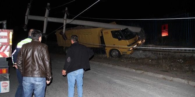 Yozgat’ta Freni Boşalan Hafriyat Kamyonu Yüksek Gerilim Hattı Direğine Çarptı