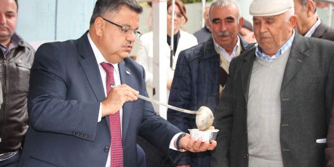Bilecik Belediyesi 3 Farklı Noktada Bin 500 Kişiye Aşure Dağıttı