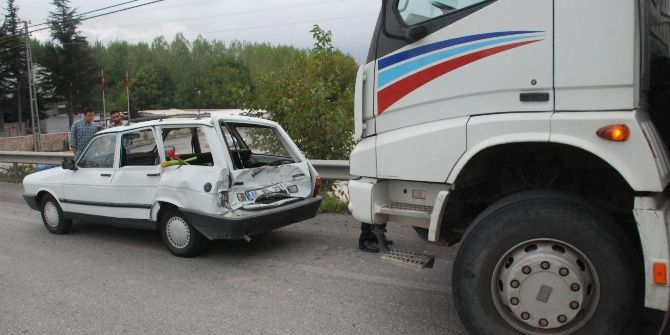 Kırmızı Işıkta Duran Otomobile Kamyon Çarptı: 1 Yaralı