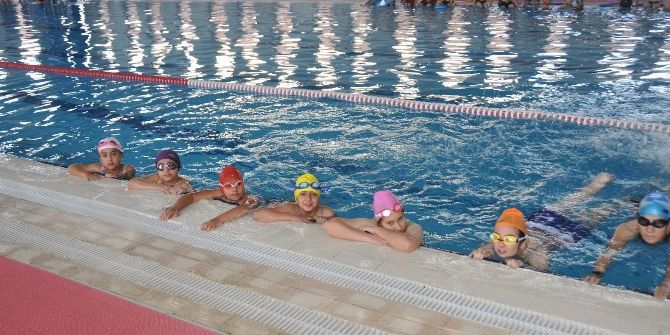 Niğde Belediyesinden Kış Sezonunda Yüzme Keyfi