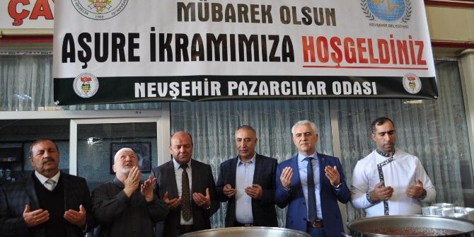 Pazarcılar Esnafı Aşure Dağıttı