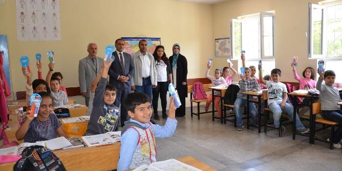 Öğrencilere Diş Sağlığı Seti Dağıtıldı