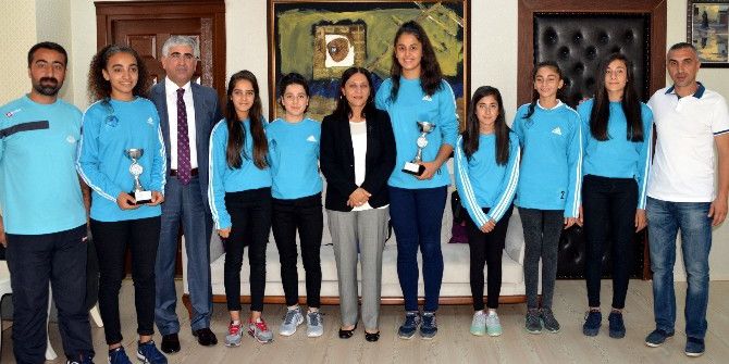 Akdeniz Belediyesi’nin Genç Voleybolcuları 2 Kupa Kazandı